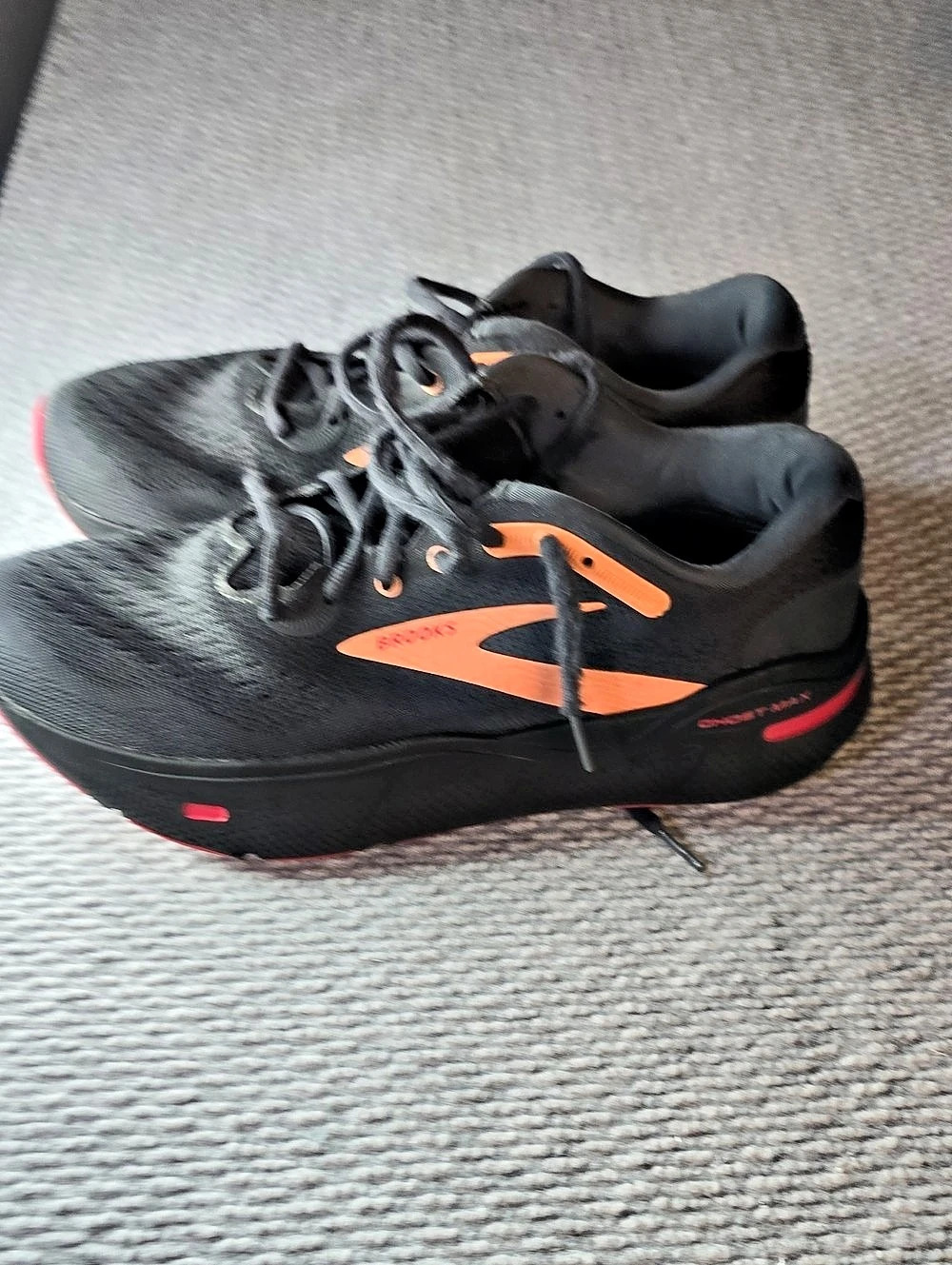 Brooks  Athletic Shoes US 11 D Black & Red